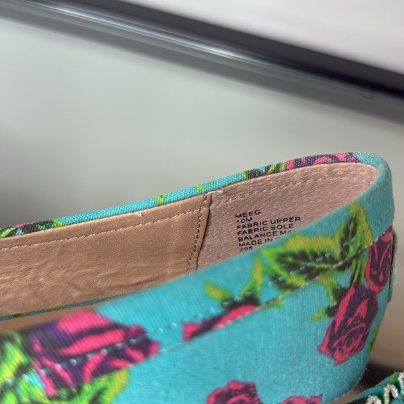 Betsey Johnson Summer Flats Slippers Bright EUC Size 10 - Picture 3 of 6